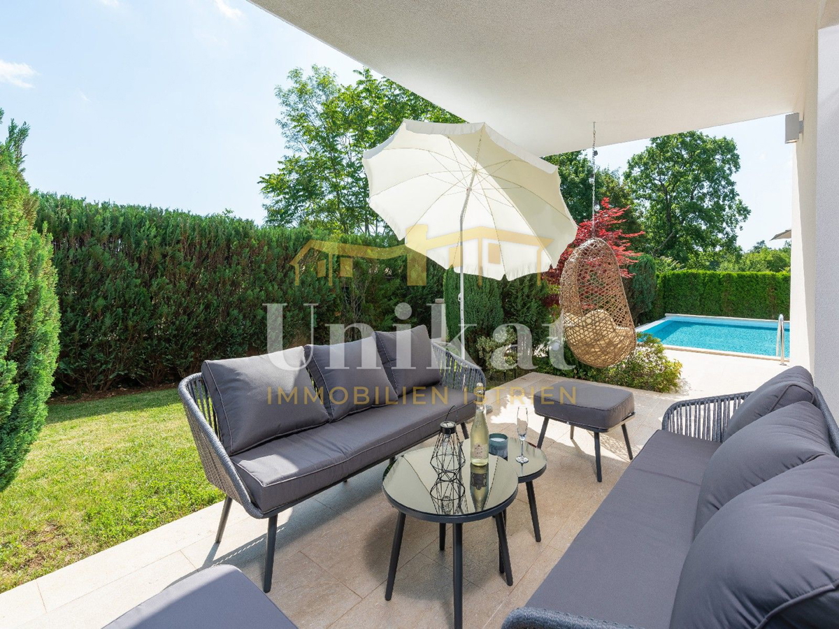 Moderna vila z notranjim in zunanjim bazenom